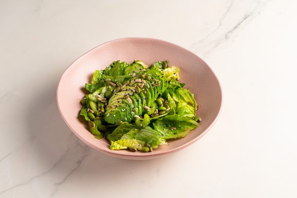 Зелёный салат с эдамаме, кабачком и орехово-кунжутным соусом